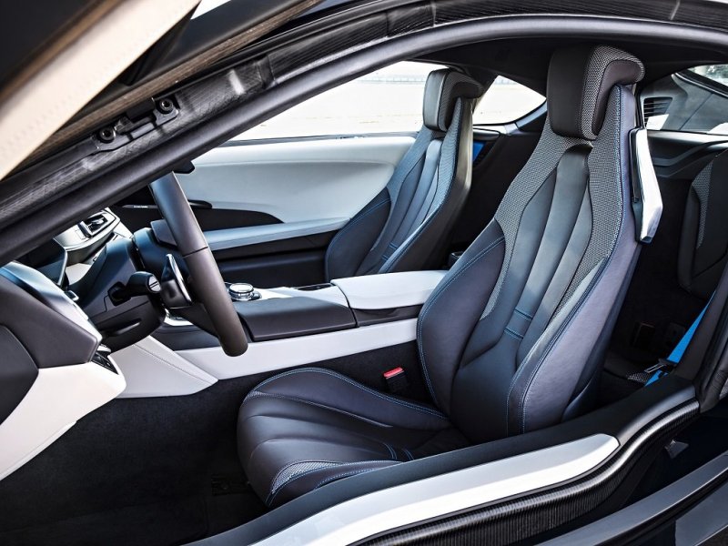 Кресла надежно фиксируют тело в поворотах