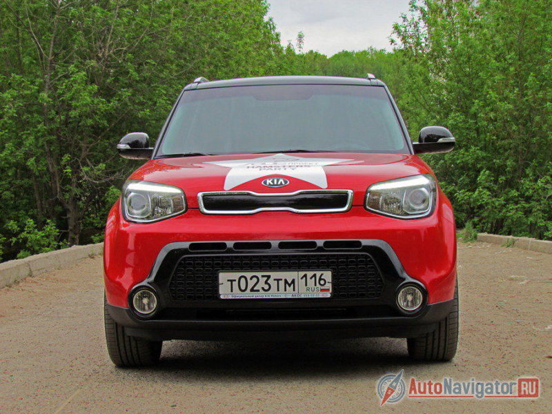 Идентичным остался лишь силуэт. Оптика, бампера, фурнитура – изменились. В этом поколении экстерьер обильно отделан блестящей пластмассой черного цвета. У «Соула» она на стойках, бамперах, зеркалах, крыше. Правда тестовый экземпляр окрашен в один из четырех вариантов, сочетающих в себе пару контрастных цветов