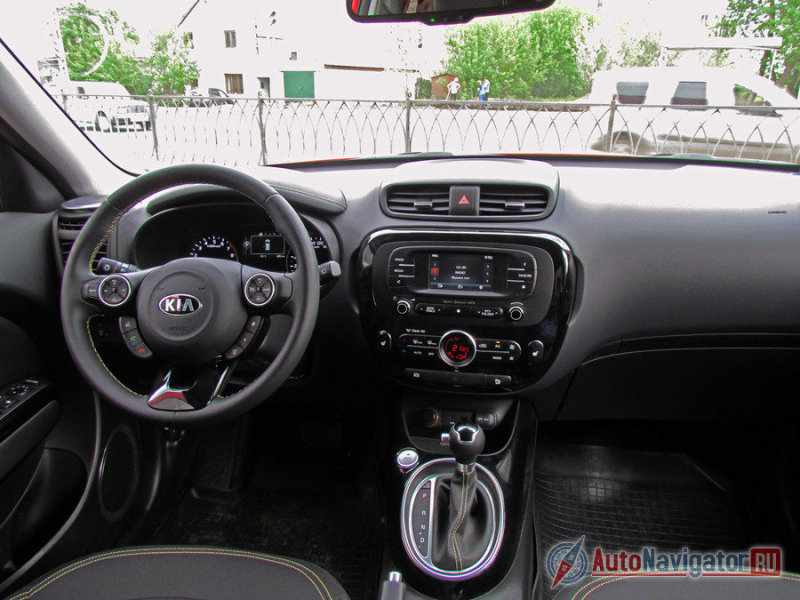 Черный лак и в салоне.  Им отделаны спицы руля и значительная часть центральной консоли. Интерьер выглядит эффектно только если нет обильного числа отпечатков. Заляпанная пластмасса смотрится менее презентабельно. Хотя особенной презентабельности от Soul и не ждешь. Не тот класс. Ждешь, скорее, нестандартных решений, интересных деталей и затейливых воплощений. Общее впечатление, пожалуй, как раз такое. Боковые воздуховоды в форме пластикового стакана для газировки. Центральные «сопла» иной формы и выведены в отдельный блок сверху панели. Примечательны и внутренние ручки открывания дверей. Их форма напоминает ключ от жестяной банки все той же газировки