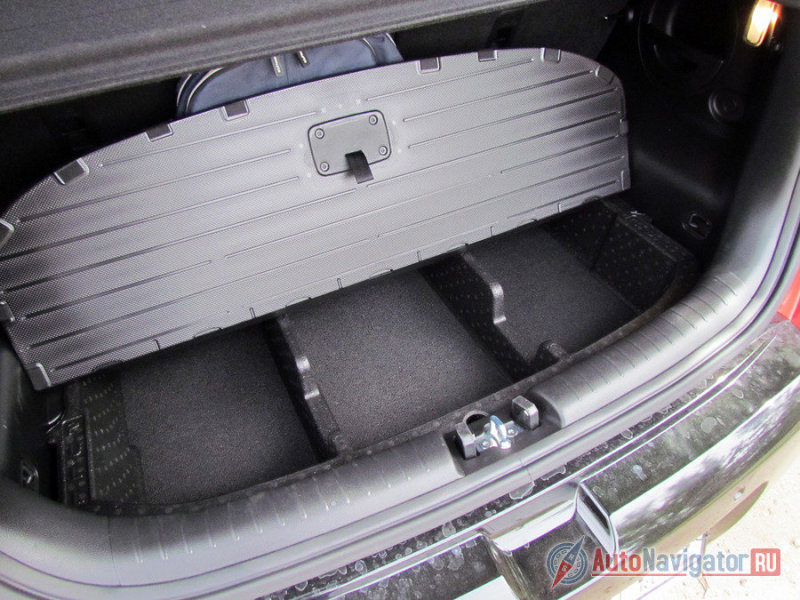 Под полом органайзер, а под ним - докатка