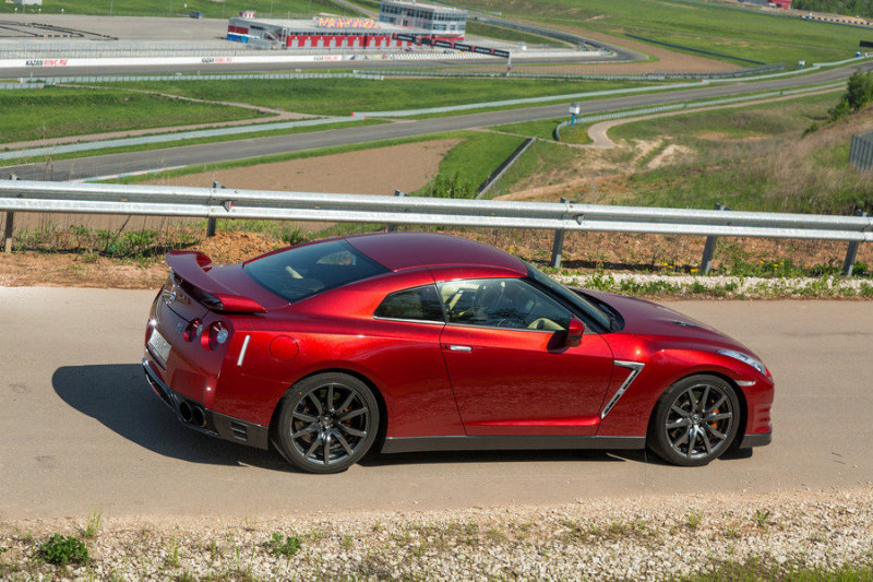 Масса между осями Nissan GT-R распределена практически в идеальной пропорции: 56 на 44