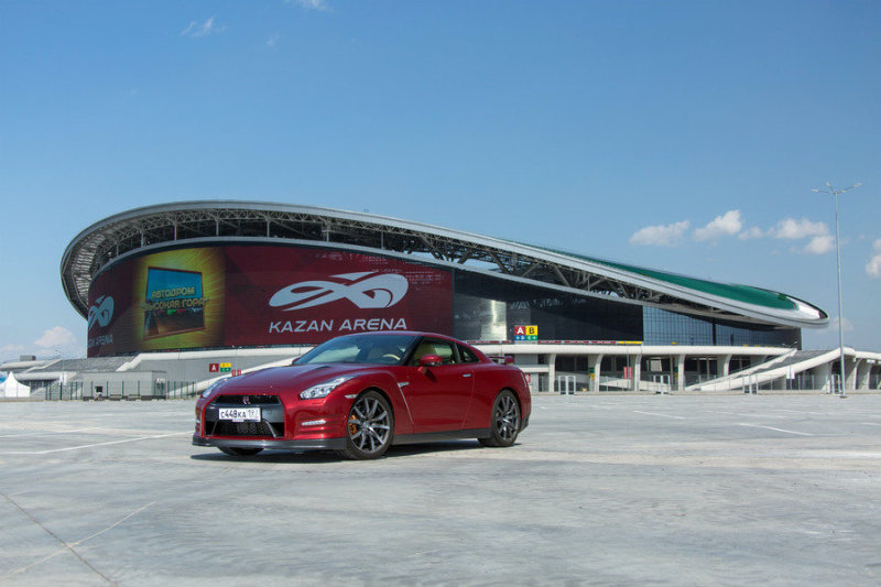 Чтобы избежать «дефект масс» в случае с GT-R, инженеры «Ниссана» сделали хитрый ход. Двигатель сместили ближе к салону, а элементы трансмиссии (140 кг) пристроили у задней оси, бросив по низу купе два кардана, отвечающих за реализацию полного привода