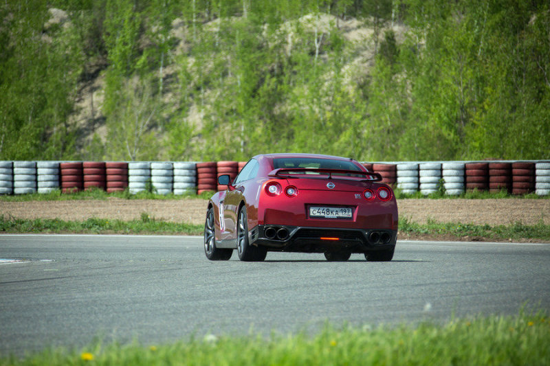 Почти идеальная развесовка позволяет входить в поворот с большей скоростью и раньше начинать ускорение при выходе из него