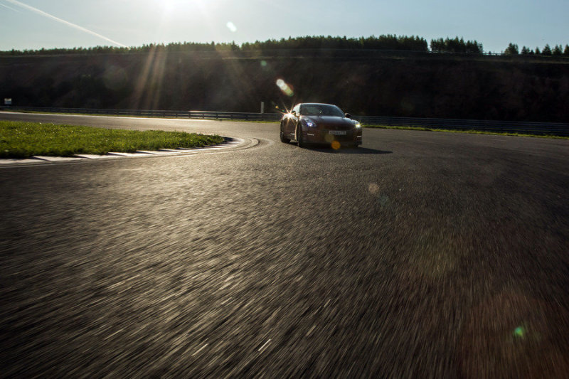 А ускорение у Nissan GT-R сочное и насыщенное. Наличие двух турбин практически сводит на нет эффект турбоямы, предлагая ровную тягу почти по всей зоне оборотов мотора