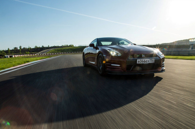 Первая передача – 50 км/ч. Вторая передача – 100 км/ч. С момента старта прошло чуть более четырех секунд.  Четвертая передача – 150 км/ч. Максимальная скорость Nissan GT-R – 315 км/ч