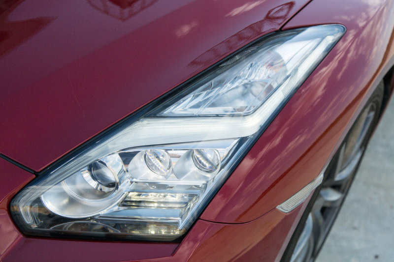 Передние фары теперь состоят из отдельных блоков сложной формы, хотя контур самой детали остался прежним