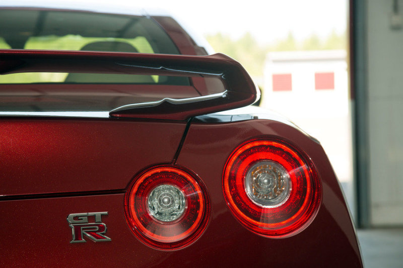 Границы задних фонарей тоже не изменились, но их наполнение стало другим. Вместо диодных точек использованы сплошные кольца светодиодов