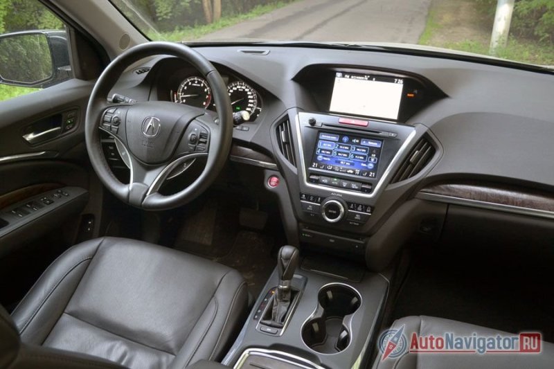 В салоне встречаешься с типично хондовской архитектурой с двумя большими цветными экранами, один из которых сенсорный