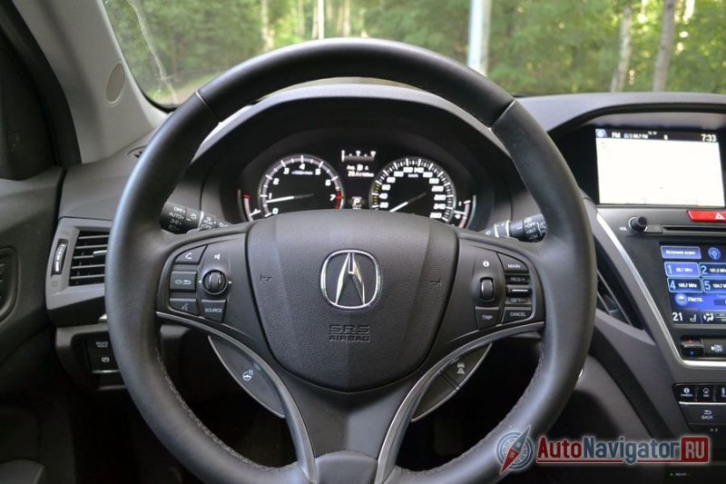 Руль с большим количеством кнопок. Сразу даже сложно запомнить предназначение каждой из них. Зато есть активный круиз-контроль и подогрев руля