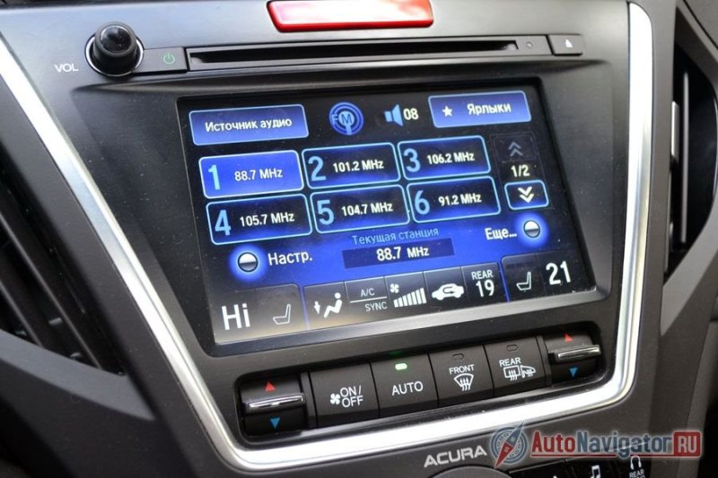 Нижний экран не только сенсорный, но еще и с обратной связью, то есть, при попадании пальцем в виртуальную клавишу, монитор вибрирует, соответственно, если не попадаешь по кнопке, вибрации нет, так что можно, не отвлекаясь от дороги, понять, попал ли палец в нужное место экрана или нет. Правда, на ходу эту вибрацию ощущаешь гораздо меньше, чем на стоящем автомобиле. Во многом это обусловлено качеством нашим дорог