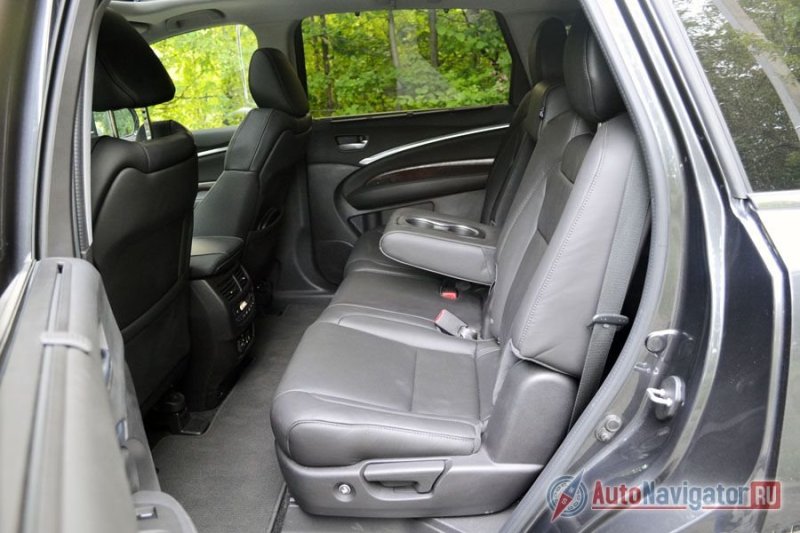 Сзади диван отформован для двоих, но без особого дискомфорта можно сидеть втроем. При этом можно регулировать расстояние до спинок передних сидений и угол наклона спинки. Диван разделен в соотношении 1:2 и регулируется независимо