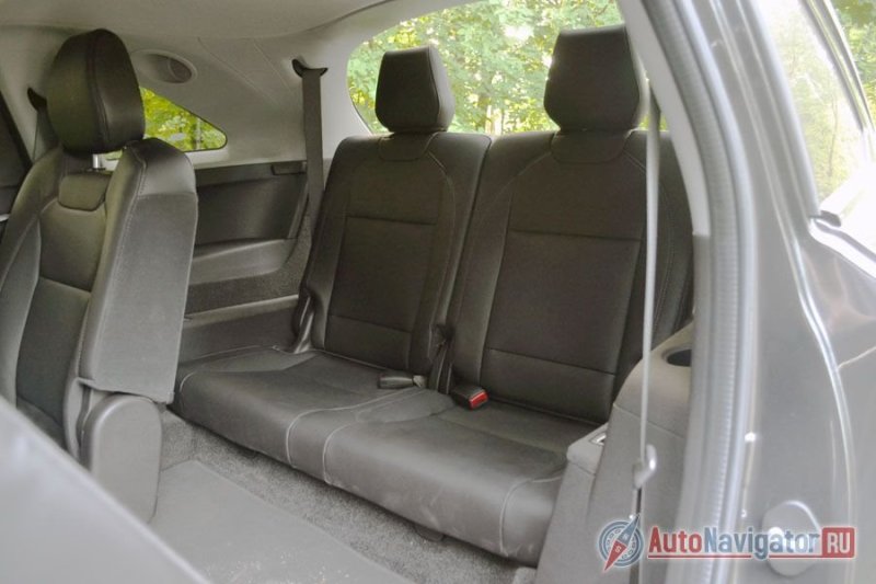 Два сиденья в багажнике вполне удобны и имеют полноценные подголовники, но у людей ростом выше среднего голова упирается в потолок, а коленки находятся на уровне ушей
