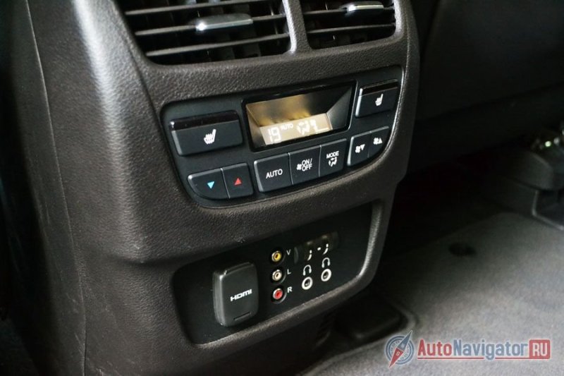 Для задних пассажиров климат настраивается индивидуально, плюс для пассажиров второго и третьего рядов предусмотрены дополнительные разъемы для подключения видеоносителей, сигнал с которых выводится на широкоформатный потолочный откидной экран