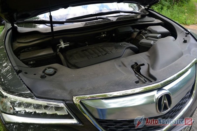 Под капотом искать нечего. Все, что можно было закрыть пластиковыми кожухами, закрыли