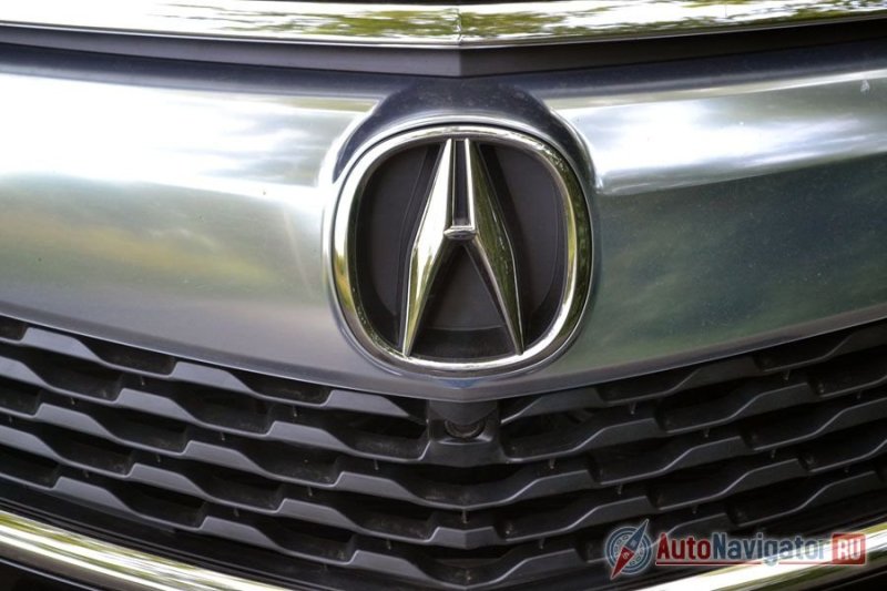 Под эмблемой, которая по совместительству является еще и радаром, находится передняя камера. Кстати, в качестве логотипа выбрали стилизованное в виде буквы А изображение кронциркуля, видимо, символизирующее точные, четкие, выверенные линии и механизмы. При этом остаются и некоторые ассоциации с буквой H, отсылающей нас к материнскому бренду «Honda»