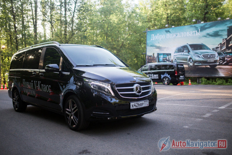 Тестовый Mercedes-Benz V250 оказался в «заряженной» комплектации Edition 1 со всем набором вышеперечисленных опций. Внешне такой автомобиль отличают большие, двухцветные колесные диски, рейлинги для багажника сверху и «трехлучевая звезда» с интегрированным радаром