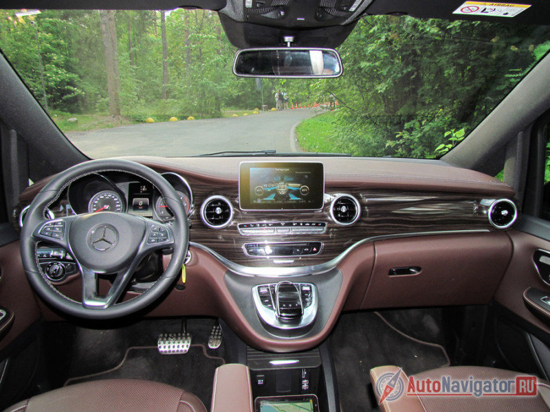 Салон Edition 1 полностью обшит кожей и отделан элегантной строчкой. Качество сборки идеальное. Качество материалов заоблачное, хотя деревянная планка вдоль панели не настоящая