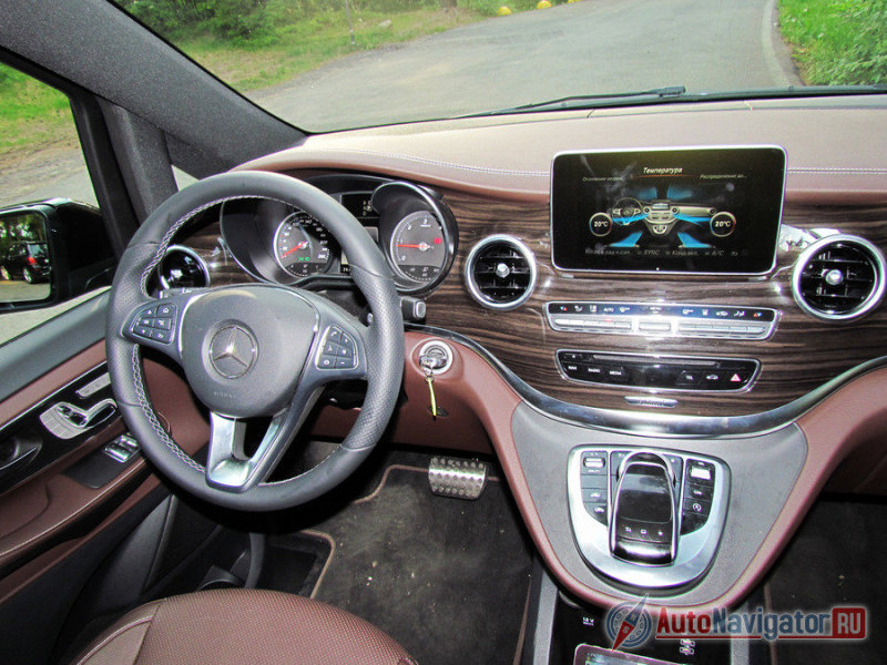 Те же алюминиевые воздуховоды, тот же руль, тот же экран мультимедийного комплекса Command