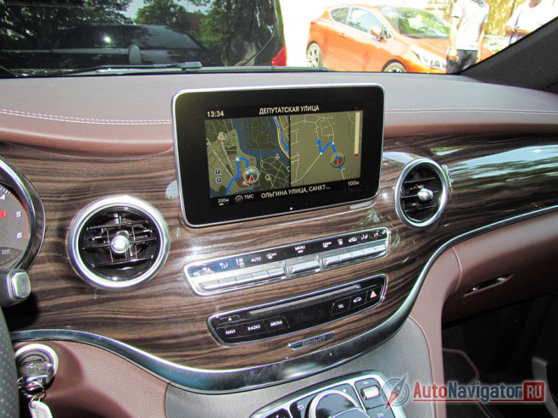 Сам экран, к слову, лишен тактильного отклика. И это отнюдь не случайность, а точный расчет. Мерседесовцы объясняют: в V-классе до монитора пришлось бы тянутся, а сам он всегда был бы заляпан. Качество картинки на самом большем из возможных экранов потрясает. Прорисовка нюансов точнейшая. Изображение выглядит серьезно и дорого, к тому же оно не бликует на солнце, чем в «Мерседесе» очень гордятся