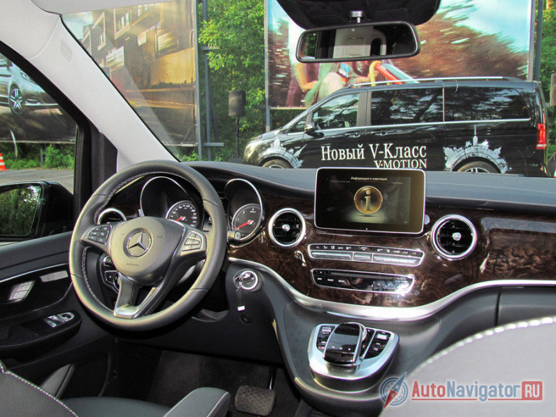 Интерьер более простой комплектации не так щедро обшит кожей. Но качества пластика все равно высокое