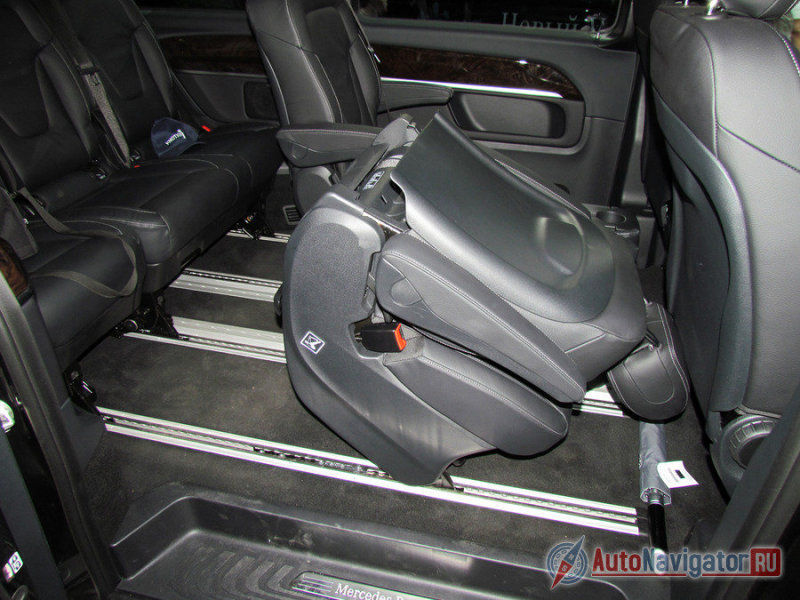 Доступ на него открывается складыванием кресла второго ряда