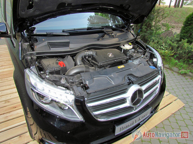 V250 – самый мощный вариант «Мерседеса» V-класса, хотя мотор у всех модификаций один. Разница в мощности достигается за счет программных надстроек и давления наддува. Вне официальной беседы ответственные лица признались, что теоретически базовый V200 CDI (136л.с., 330 Нм) или средний V220 CDI (163 л.с., 380Нм) можно превратить в топовый V250 CDI Bluetec с отдачей в 190 сил и 440 Нм