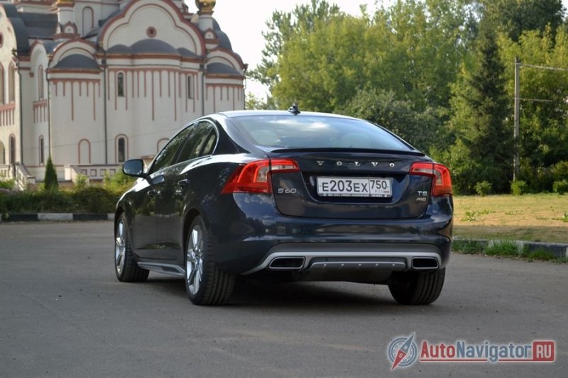 Задняя часть не столь элегантна и привлекательна, как передняя, но тоже неплохо