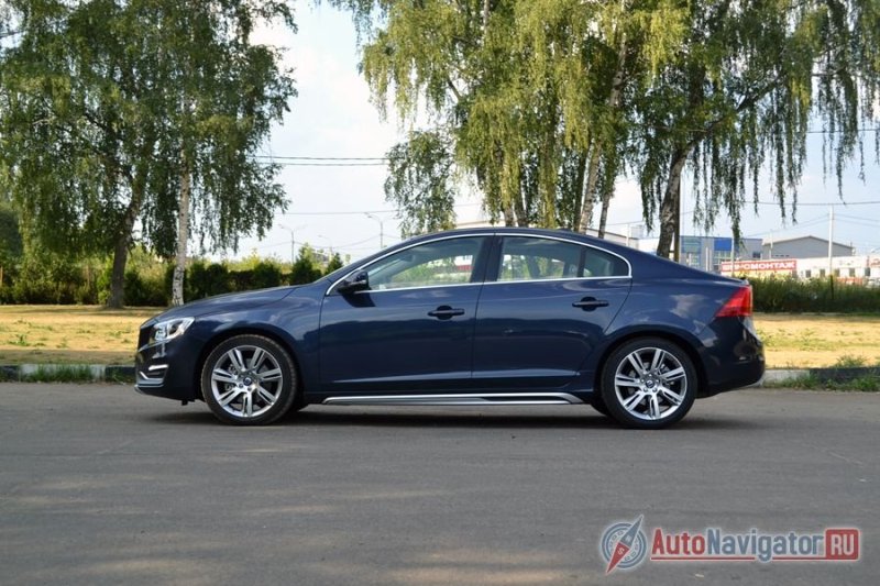 Как это сейчас модно говорить, в профиль Volvo напоминает купе, но успокойтесь, у него 4 двери и садиться в машину весьма удобно