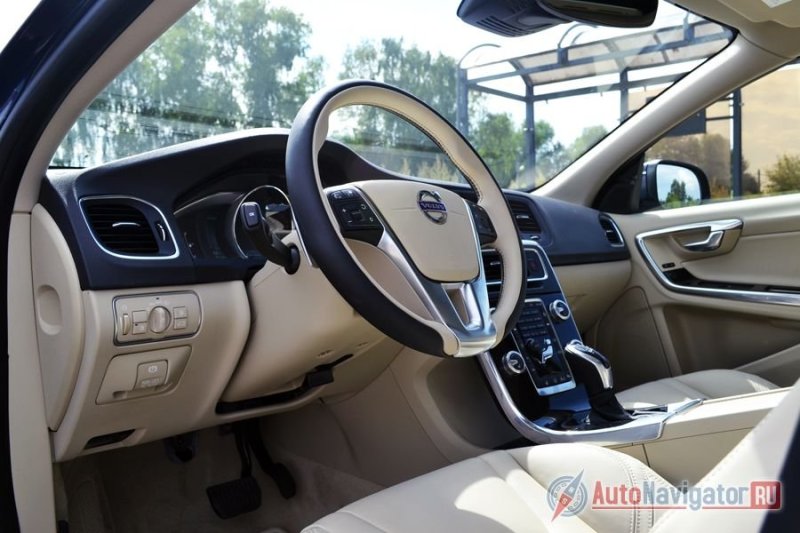 Электронный ручник расположился слева от руля. Фирменная фишка Volvo – парящая центральная консоль, за которой есть отделение для дисков, ключей, телефона и другой мелочи. Не очень удобно, зато необычно