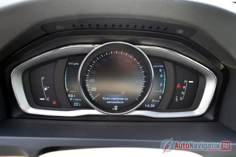 Приборная панель полностью цифровая. По центру расположился большой спидометр, внутри которого выводится вся важная информации с систем безопасности, круиз-контроля и навигации. Кстати, карты навигации теперь можно обновлять бесплатно не дважды, как раньше, а сколько угодно раз
