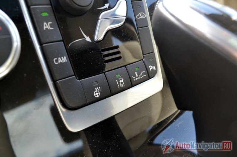 Все кнопочки одинаковые по форме и размеру, так что не глядя нажать на нужную не получится