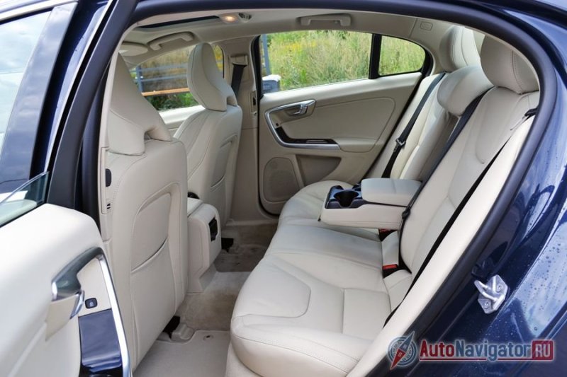 Светлый салон довольно маркий, но оно того стоит. Да и сидеть сзади невероятно удобно. Тысячи километров на заднем диване переносятся, как сто. Передние кресла не менее комфортабельны