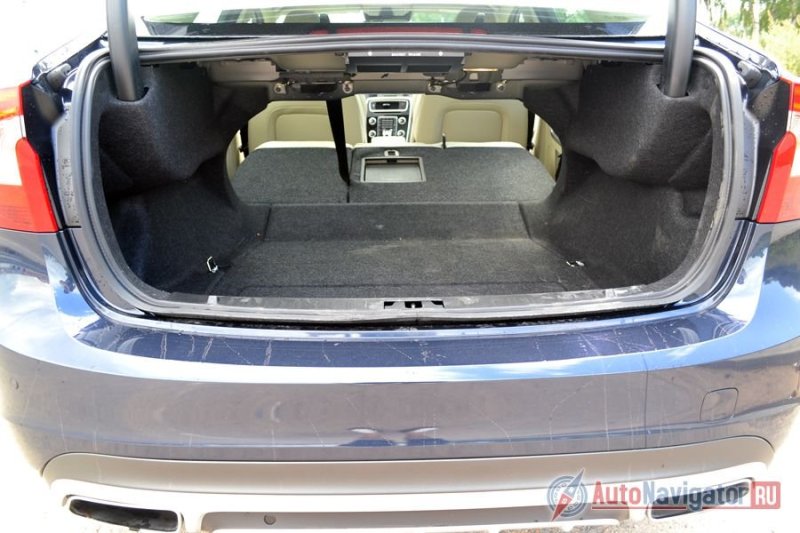 Самое слабое место S60 – багажник. Во-первых, не очень большой, во-вторых, не прямоугольной формы, в-третьих, неровный пол, в-четвертых, проем при сложенных задних сиденьях тоже неудобный и овальный. В качестве утешения есть лючок для длиномеров