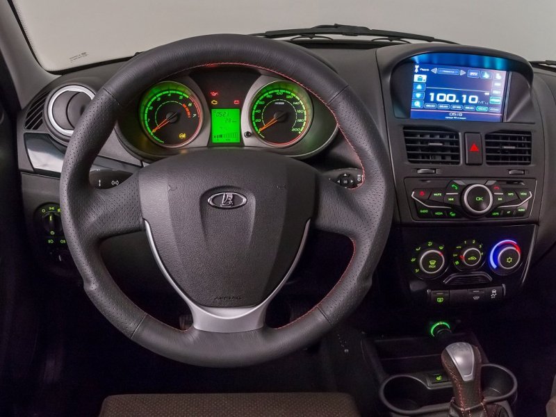 Обратите внимание на руль и на рукоятку КПП – они могут похвастаться стильной красной прострочкой