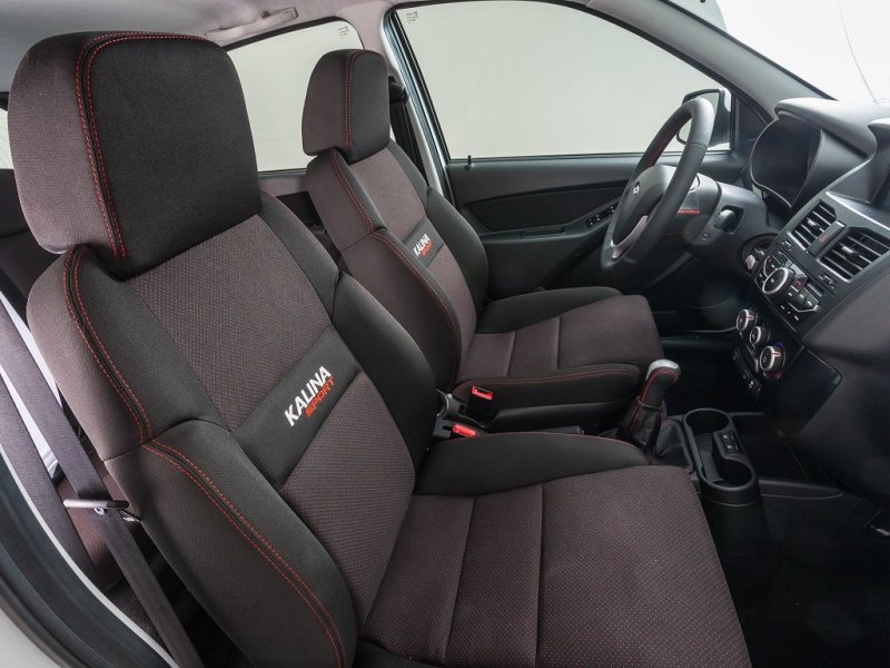 Передние кресла имеют развитые боковые поддержки