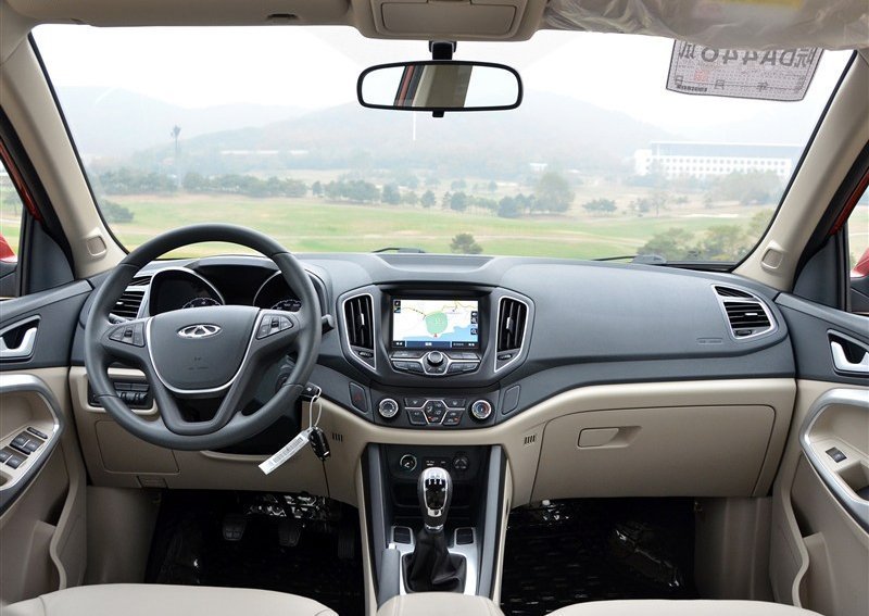 Интерьер приятнее, чем у предшественника. Мультимедийная система имеет сенсорное управление