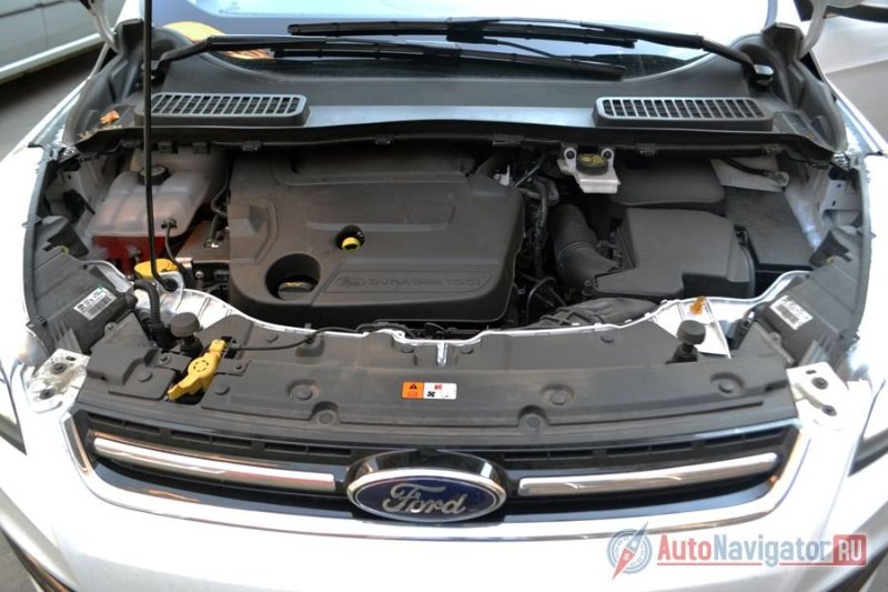 Все заливные горловины доступны, но остальное закрыто пластиковыми кожухами