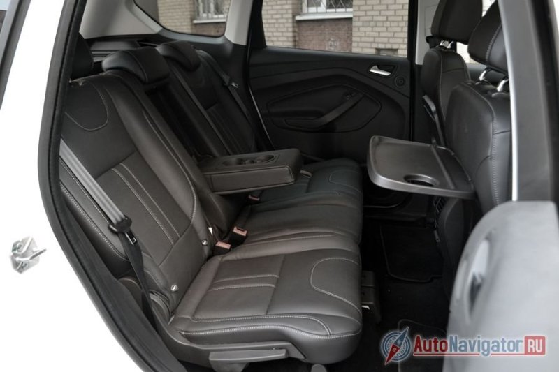Задние сиденья регулируются по углу наклона, в подлокотнике есть два подстаканника, а в спинках передних сидений еще и откидные столики. Таким удобствам и некоторые минивэны позавидуют