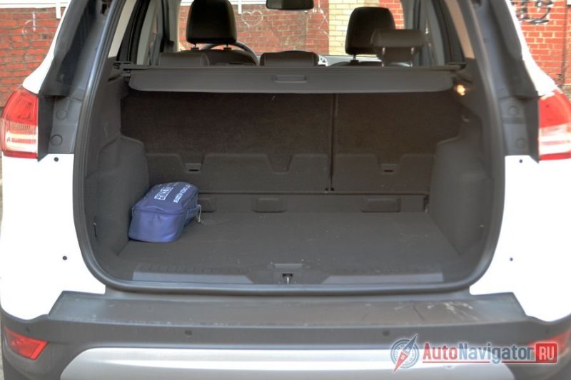 Крышка багажника с электроприводом, а его объем равен 456 литрам – не рекорд, но тоже достаточно, хотя такие цифры получились благодаря высокой оконной линии и сдвижной полке