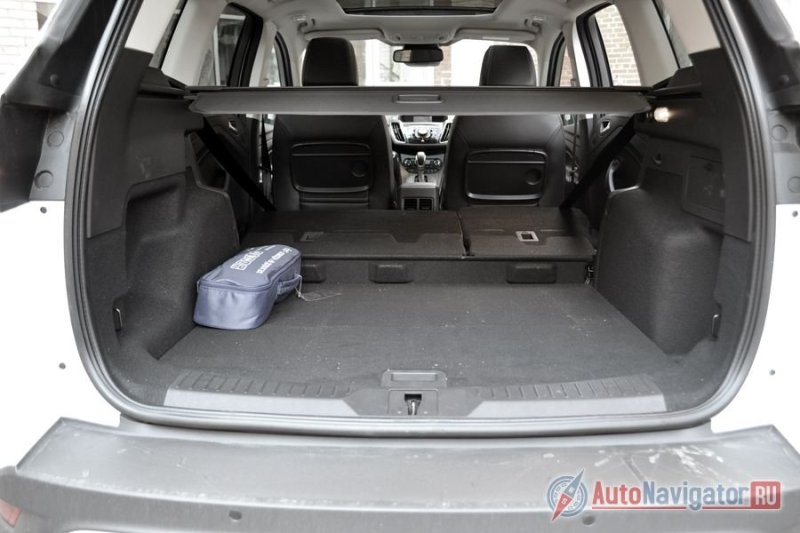 Обидно, но ровного пола, при сложенных задних сиденьях не получается. К тому же нет лючка для длинномеров