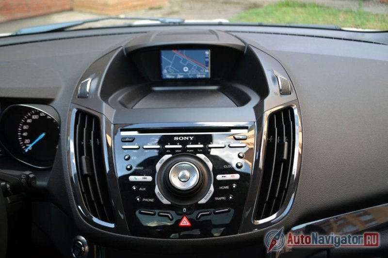 Цветной экран размером всего 5 дюймов (в комплектациях попроще - 4,2 дюйма) но полностью выполняет свои функции. А вот клавиши управления музыкой, навигацией и всем остальным хотелось бы побольше. Короче говоря, эргономика не на высшем уровне, приходится то и дело переносить руку туда-сюда