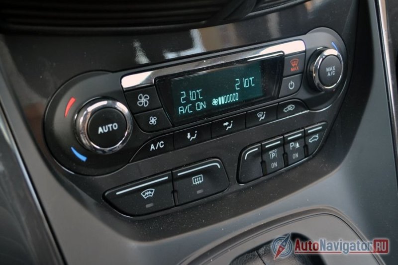 Под блоком управления климат-контролем расположились клавиши обогрева стекол (лобового и заднего) и кнопки опциональных систем автоматической парковки, открывания багажника с помощью электропривода и включения/отключения парковочных датчиков