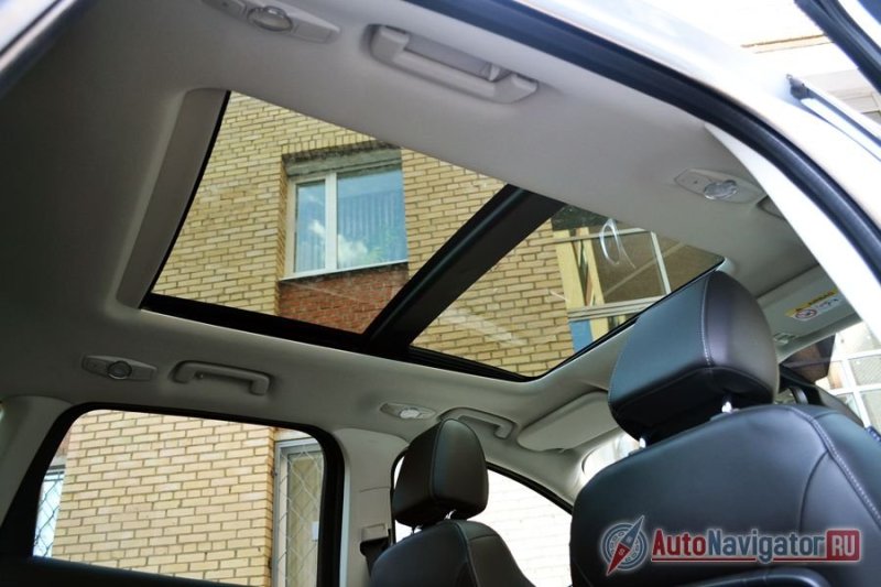 Большая панорамная крыша, у которой передняя часть полностью сдвигается, образуя приличных размеров люк. Если закрыть стеклянную крышу шторкой с электроприводом и открыть окно, то на ходу она будет неприятно шуметь