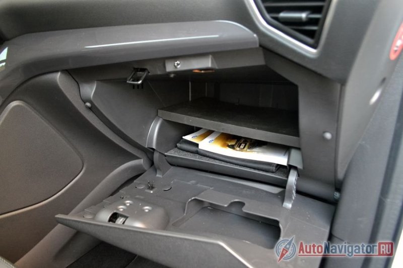 Бардачок небольшой, но эргономичный