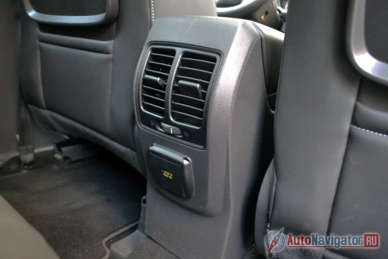 Сзади помимо откидных столиков и индивидуальных дефлекторов обдува есть еще розетка на 230 V, так что в дороге можно будет зарядить телефон или ноутбук без всяких автомобильных переходников