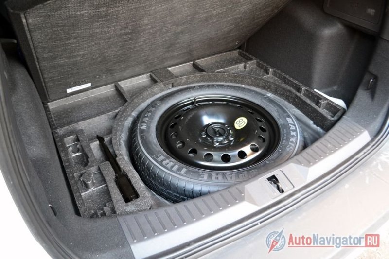 Под полом багажника докатка и отформованные выемки для инструментов