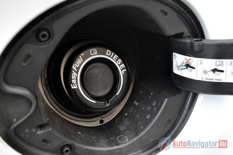 Фирменная заливная горловина Ford на моделях с дизельным мотором. В ней вообще нет традиционной крышки, а сама горловина сделана так, чтобы в нее нельзя было вставить бензиновый заправочный пистолет