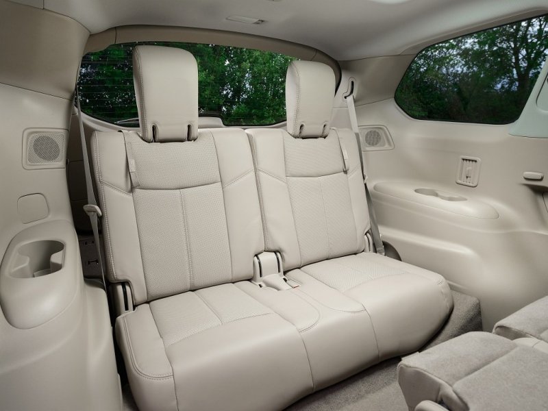 На третьем ряду много места