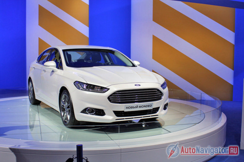 Облик автомобиля известен, содержимое тоже, и вообще, в Америке уже четыре года его продают под именем Fusion. Продажи и производство модели у нас сейчас намечены на 2015 год, хотя дебют обещали сначала в 2012, потом в 2013, затем 2014, и вот теперь в 2015