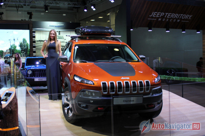 На стенде Jeep пугает новый Cherokee. Специальная внедорожная серия рыжего цвета привлекает много внимания